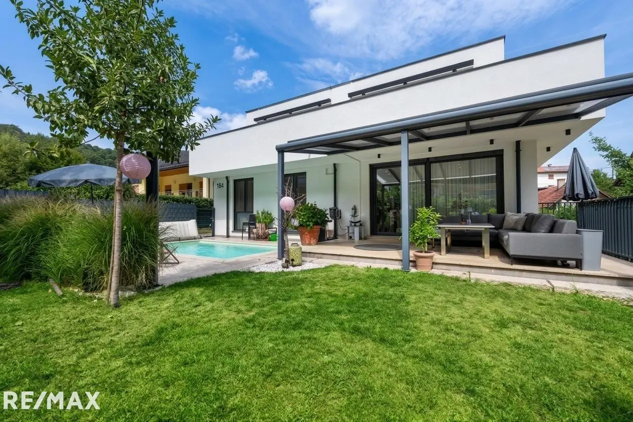 Ground floor apartment with private garden and pool