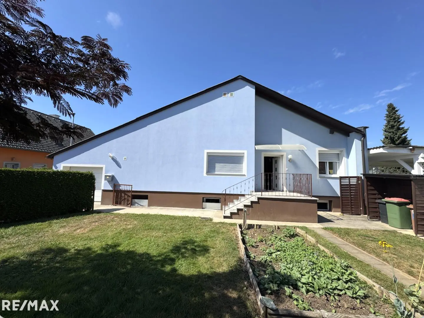 Well maintained apartment with garden terrace and garage