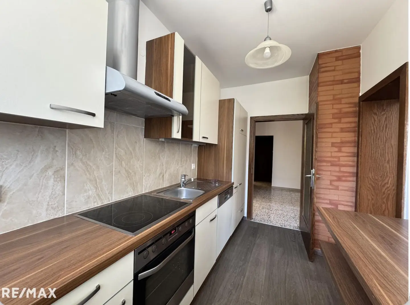 Well maintained apartment with garden terrace and garage
