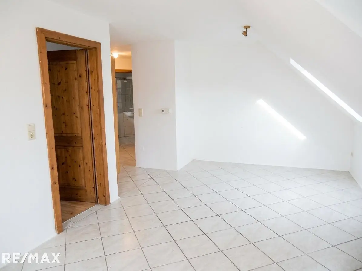 Rented apartment with communal cellar and fitted kitchen