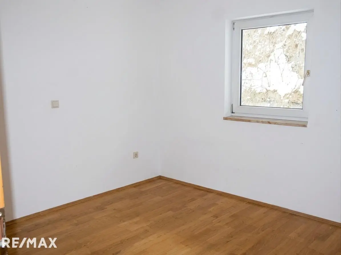 Rented apartment with communal cellar and fitted kitchen