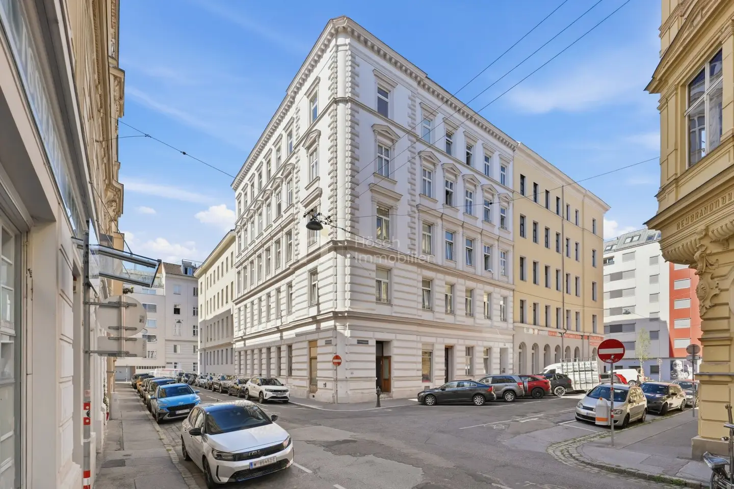 Leopoldstadt at Augarten | Living, Workshop and Storage in a Corner Building