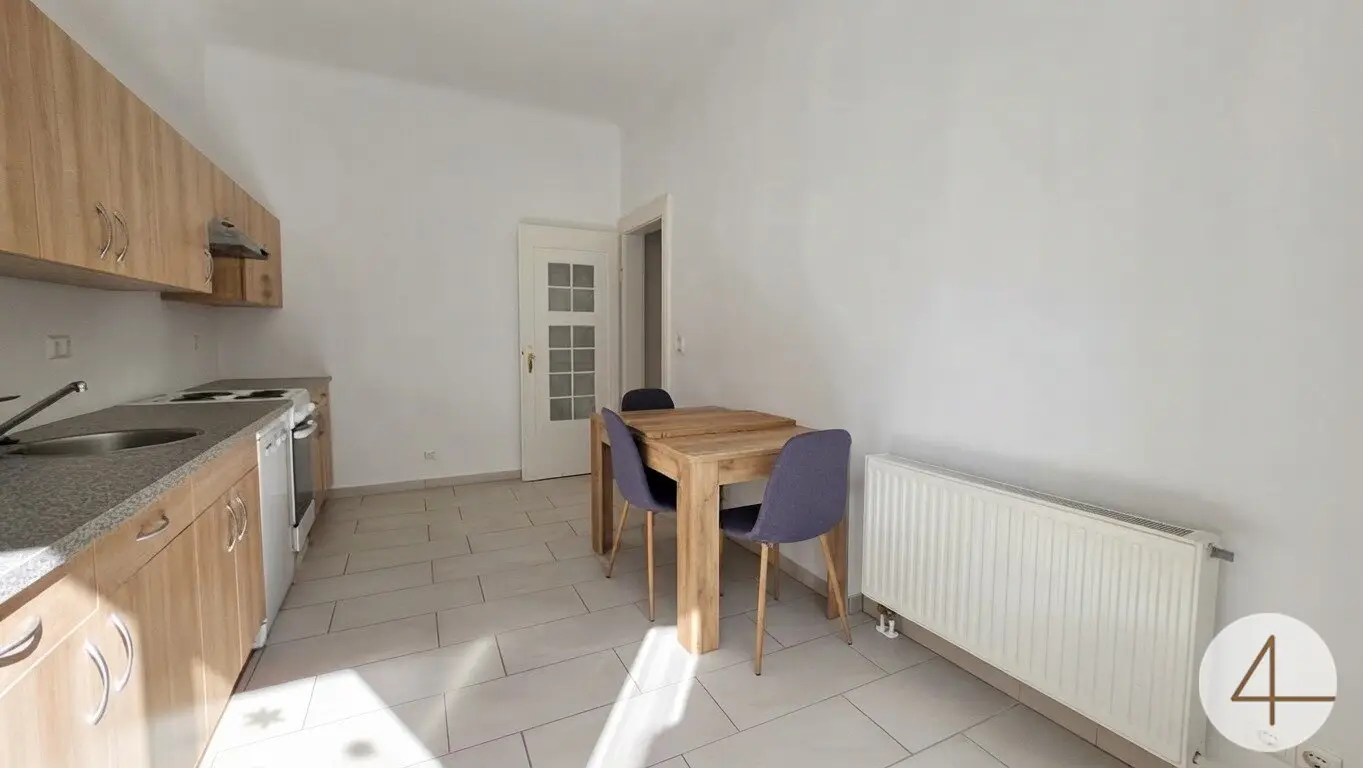 Compact, charming, central: 2-room period apartment with balcony