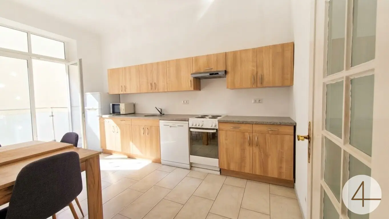 Compact, charming, central: 2-room period apartment with balcony