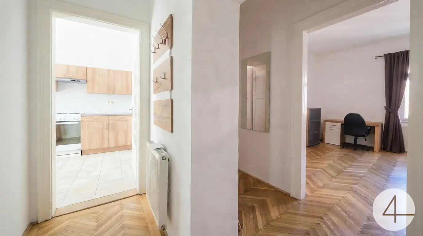 Compact, charming, central: 2-room period apartment with balcony