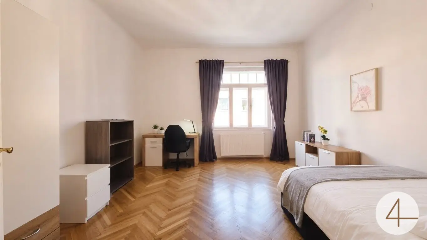 Compact, charming, central: 2-room period apartment with balcony