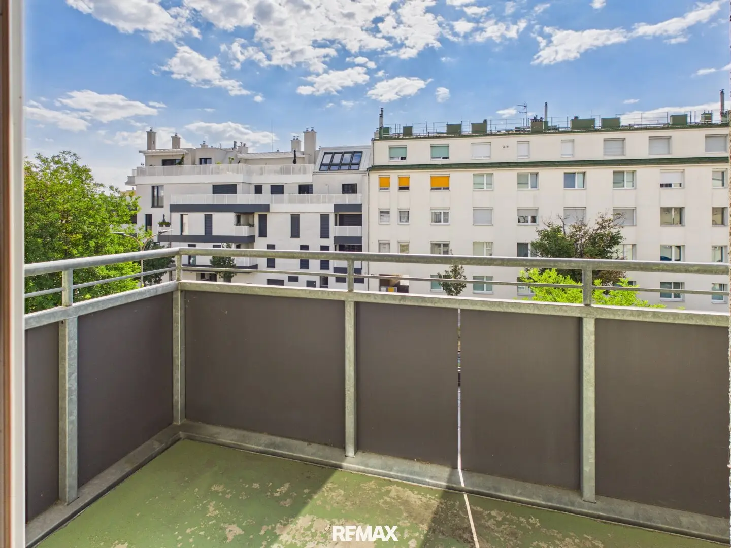 2-room balcony apartment in central location of Schwechat