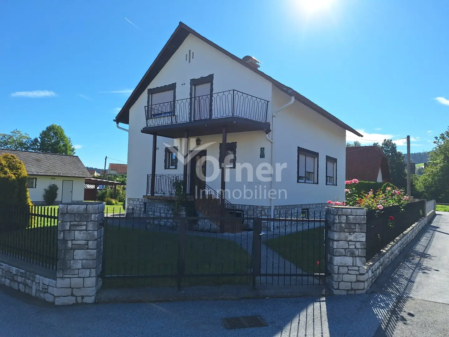 Well-maintained single-family house in central settlement location ready to move in!