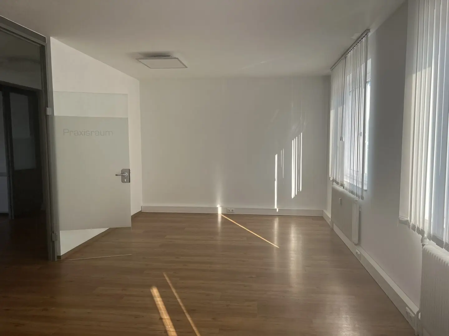 Attractive Office/Practice in Linz – 100m² with Terrace, Parking Space