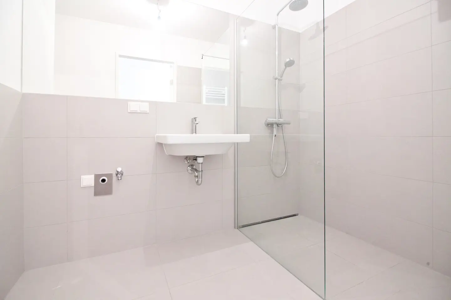 ALTE DONAU | LOGGIA | 1-room new build apartment | TOP condition with modern fitted kitchen