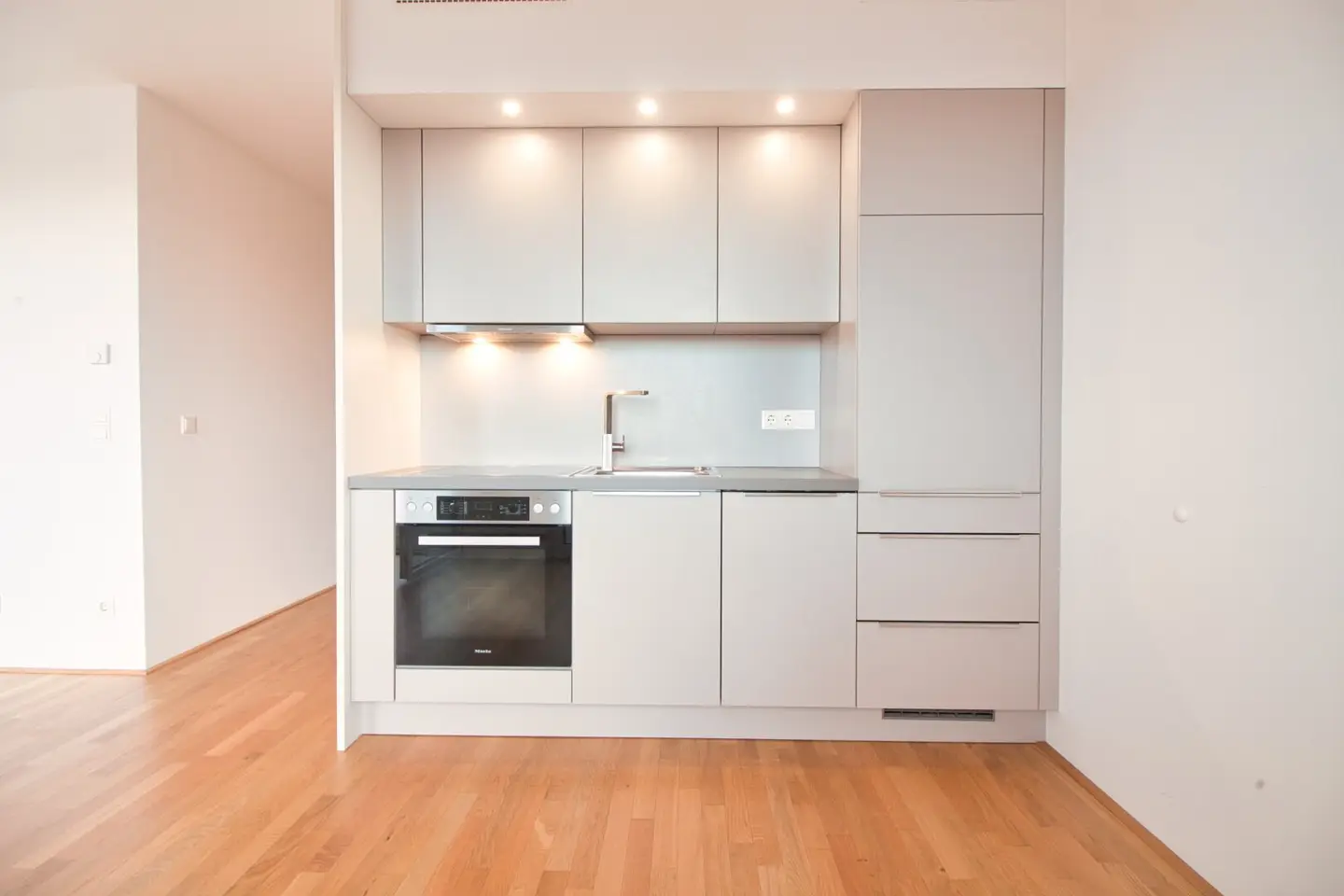 ALTE DONAU | LOGGIA | 1-room new build apartment | TOP condition with modern fitted kitchen