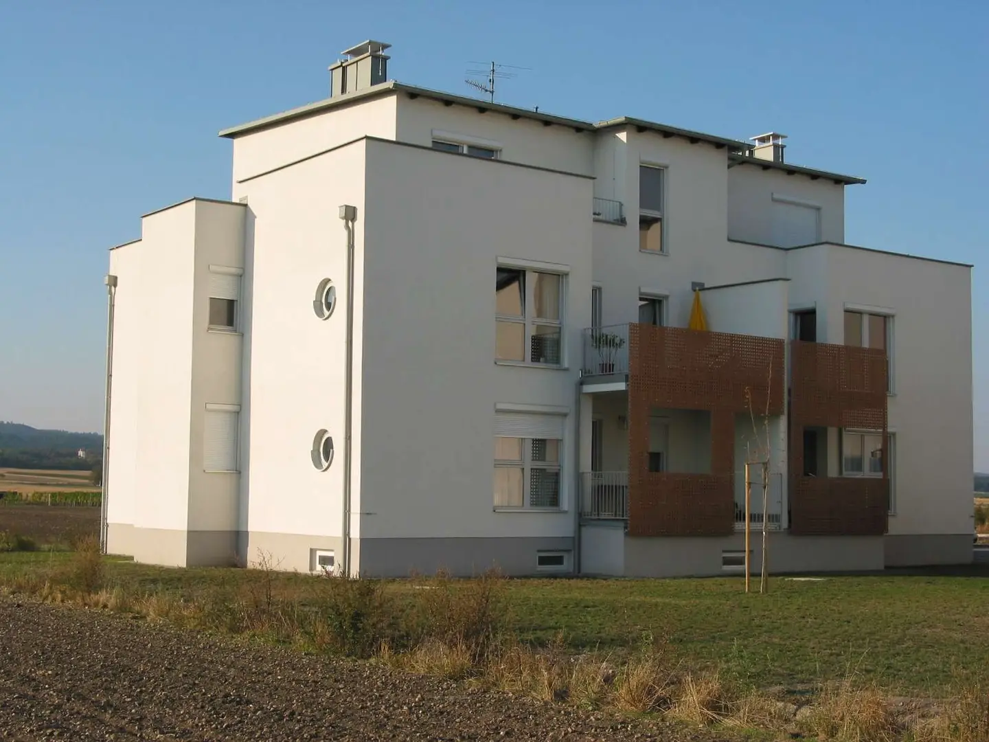 Neuwertige Wohnung mit Terrasse und Keller