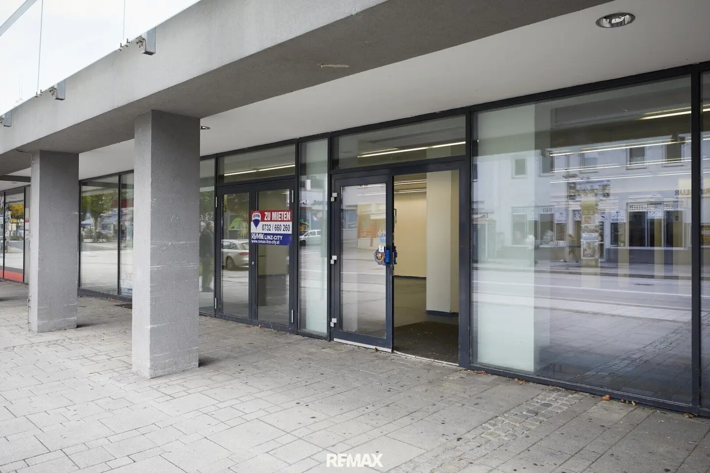 Office, retail or showroom with large display frontage