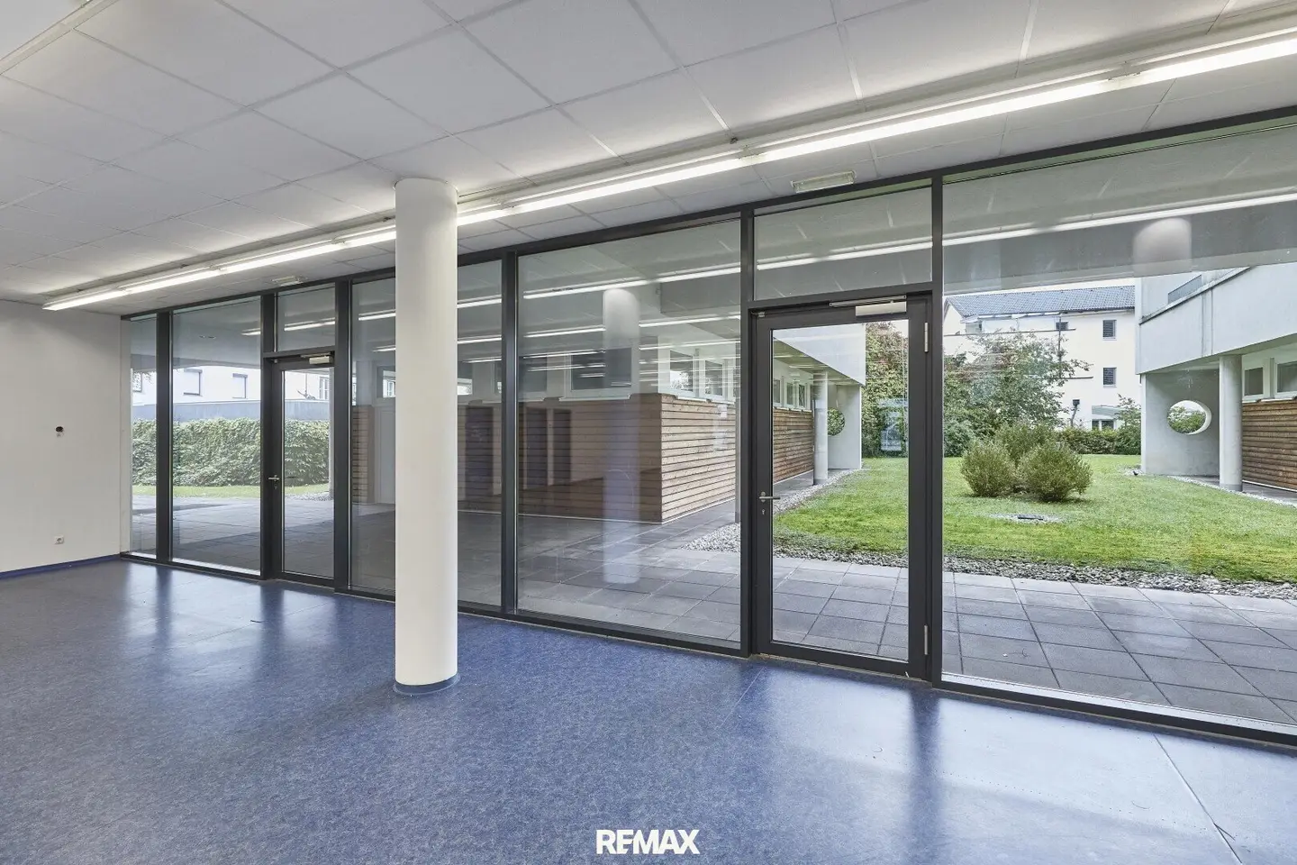 Office, retail or showroom with large display frontage
