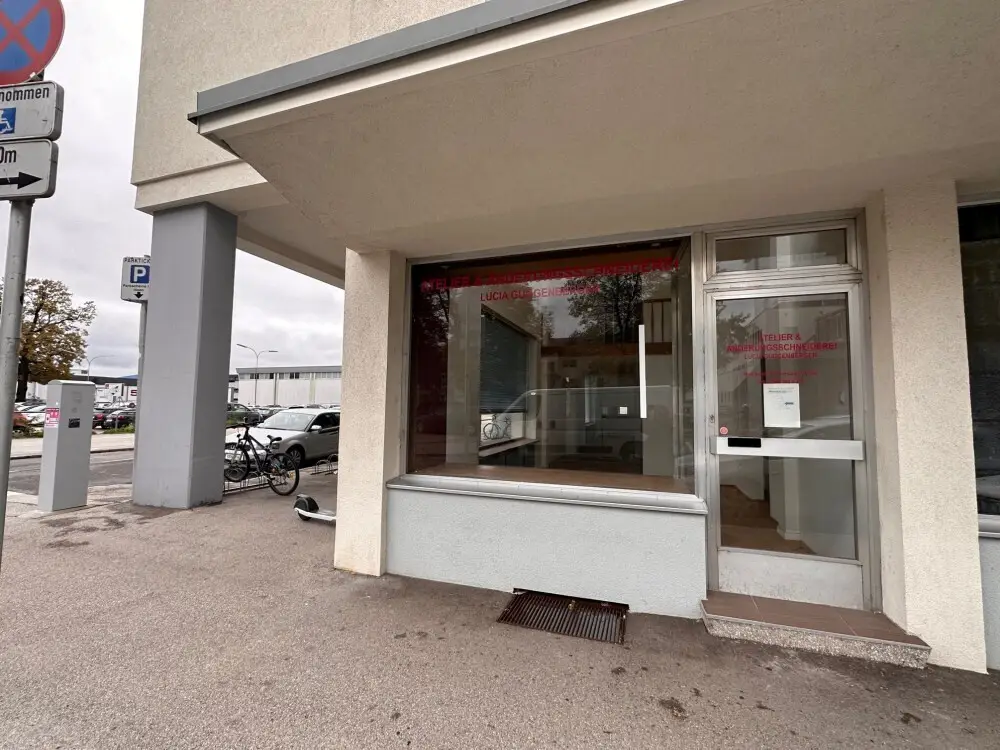 Lichtdurchflutete Wohnung mit großen Schaufenstern