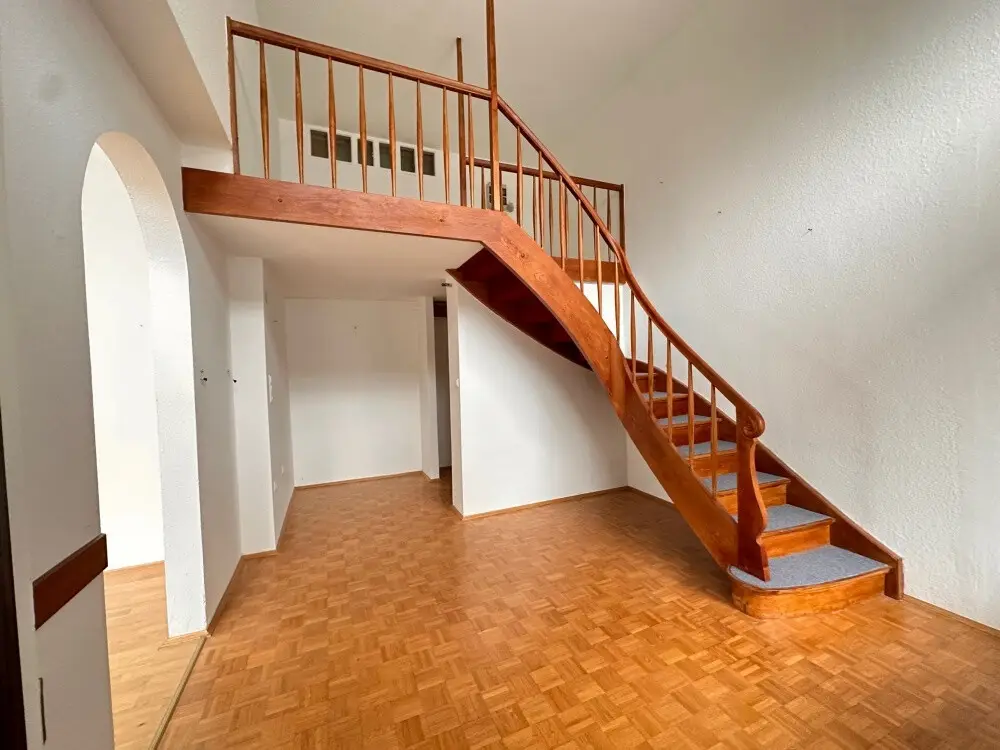 Lichtdurchflutete Wohnung mit großen Schaufenstern