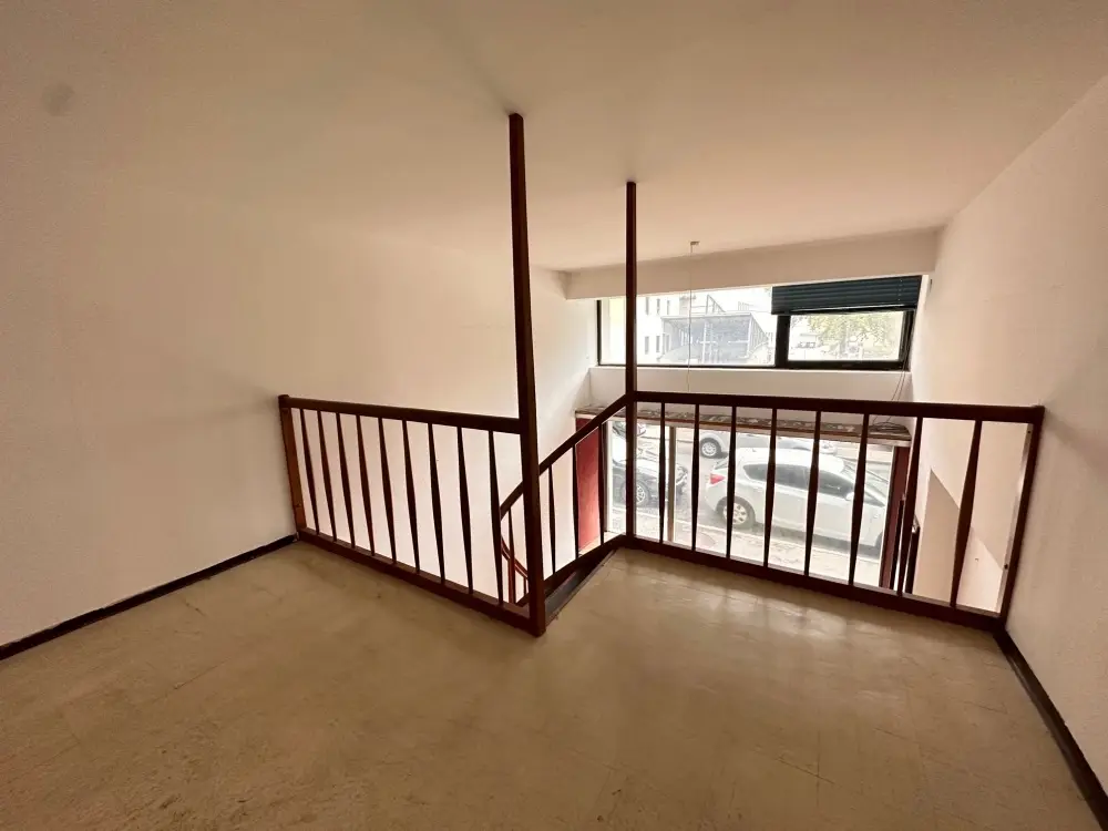 Lichtdurchflutete Wohnung mit großen Schaufenstern