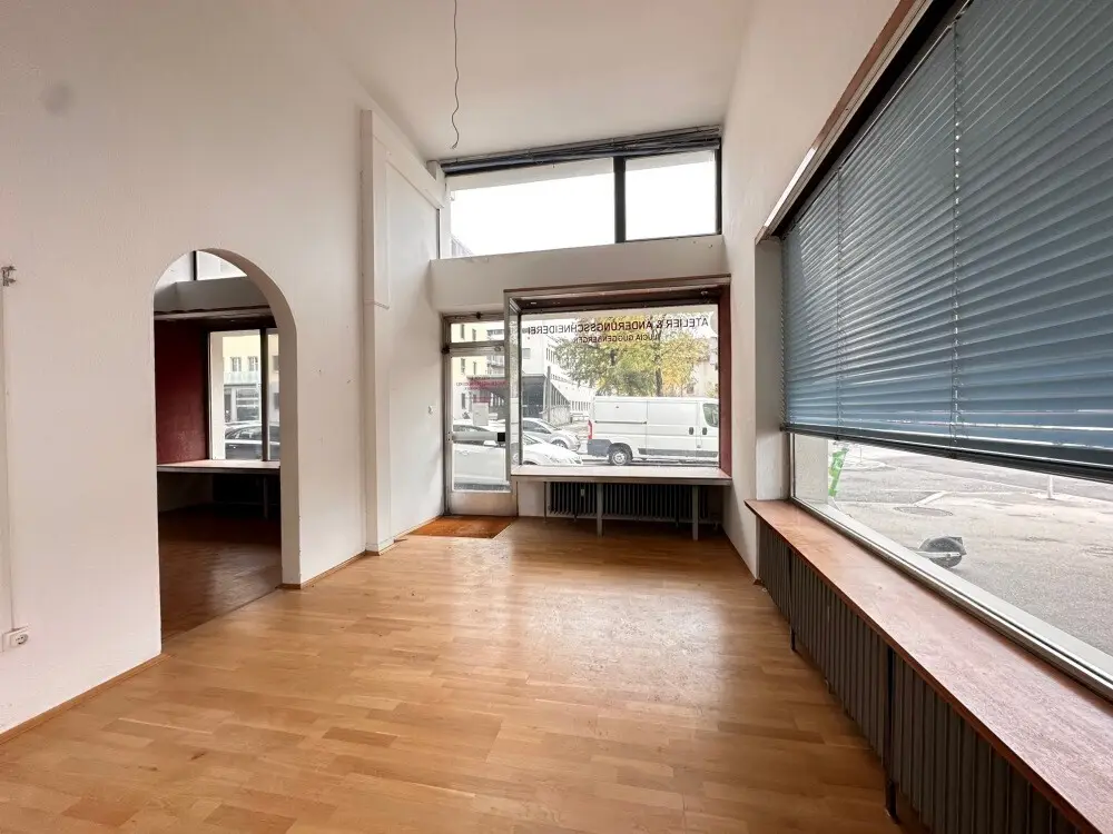 Lichtdurchflutete Wohnung mit großen Schaufenstern