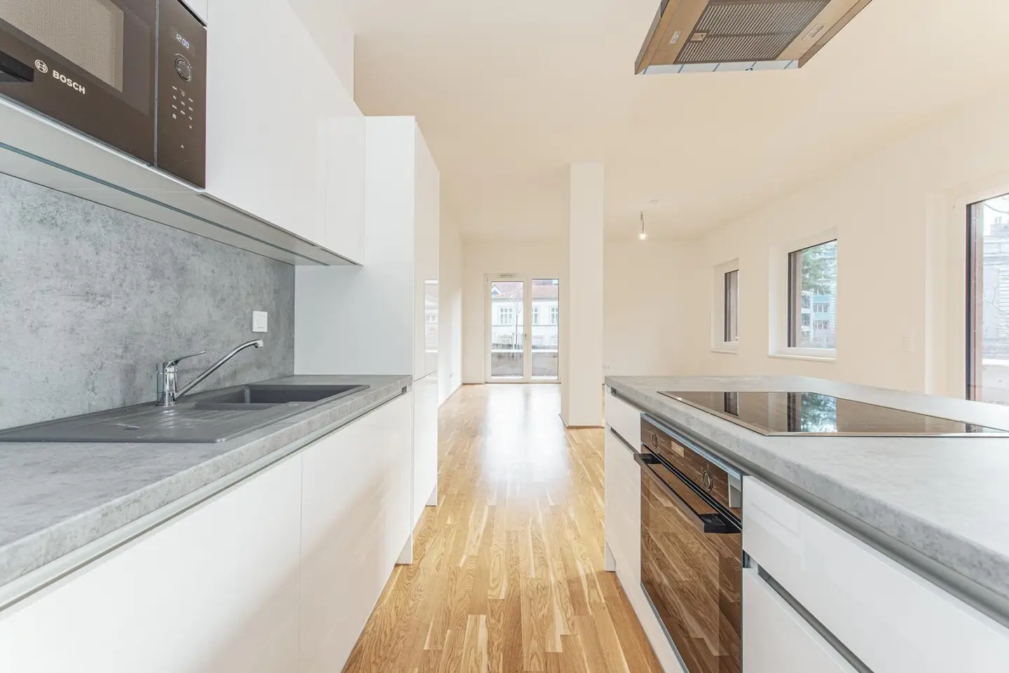 Spacious 3-room apartment with terrace and car parking space for sale