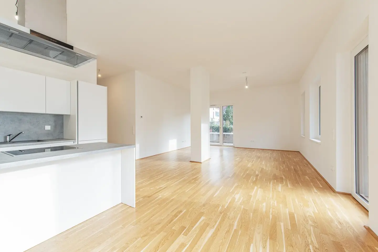 Spacious 3-room apartment with terrace and car parking space for sale