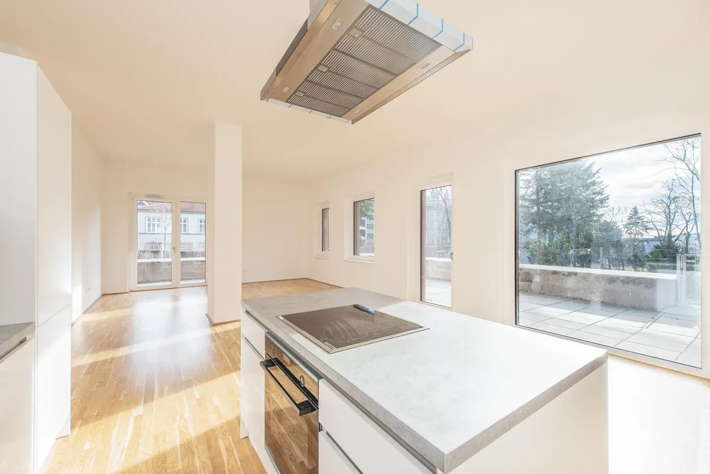 Spacious 3-room apartment with terrace and car parking space for sale