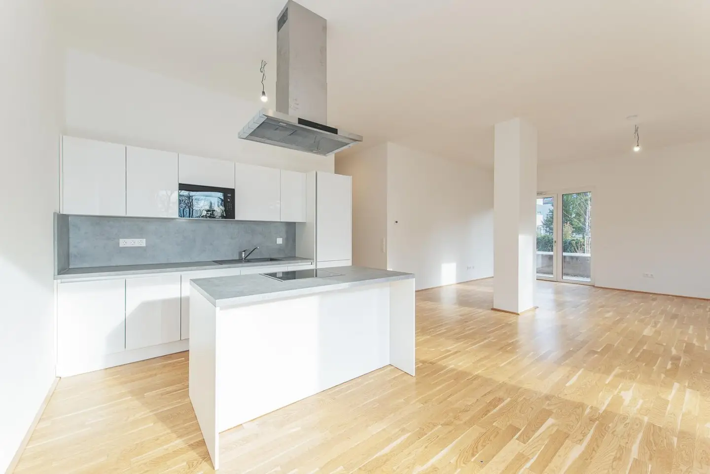 Spacious 3-room apartment with terrace and car parking space for sale