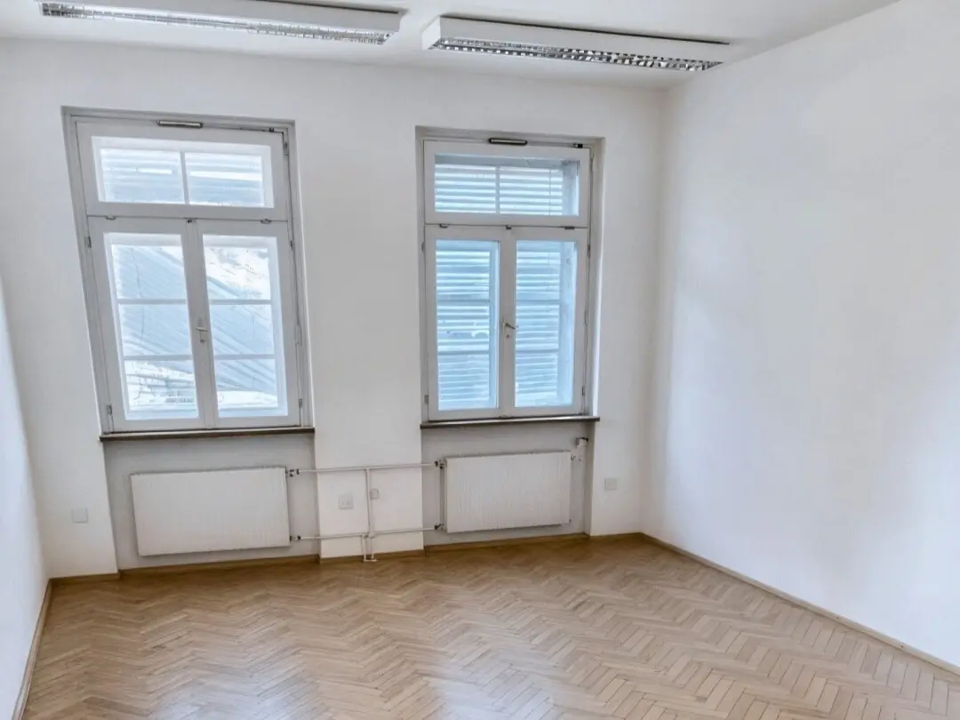 Sanierungsbedürftige Wohnung mit gewerblicher Fläche