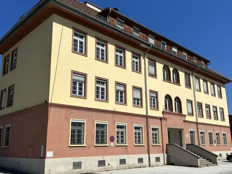 Sanierungsbedürftige Wohnung mit gewerblicher Fläche