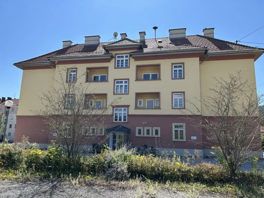 Sanierungsbedürftige Wohnung mit gewerblicher Fläche