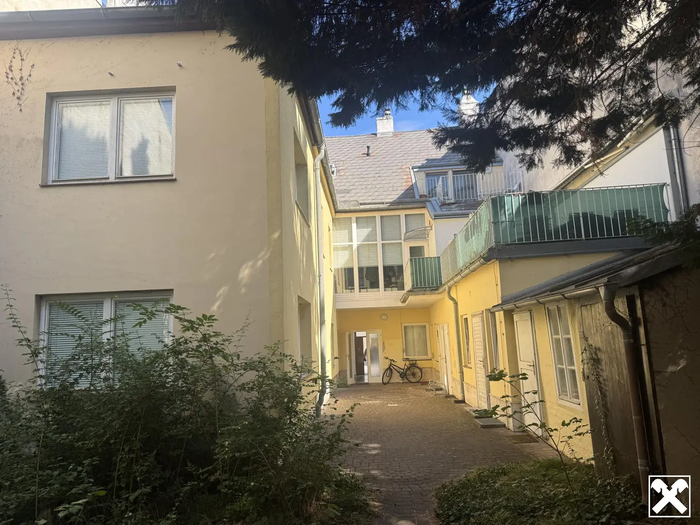Vielseitige Anlegerwohnung mit Geschäftsflächen in Kurstadtlage