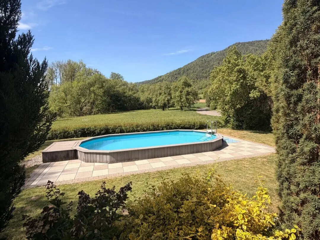 Großzügige Wohnung im Grünen mit Pool