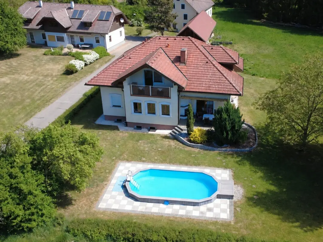 Großzügige Wohnung im Grünen mit Pool