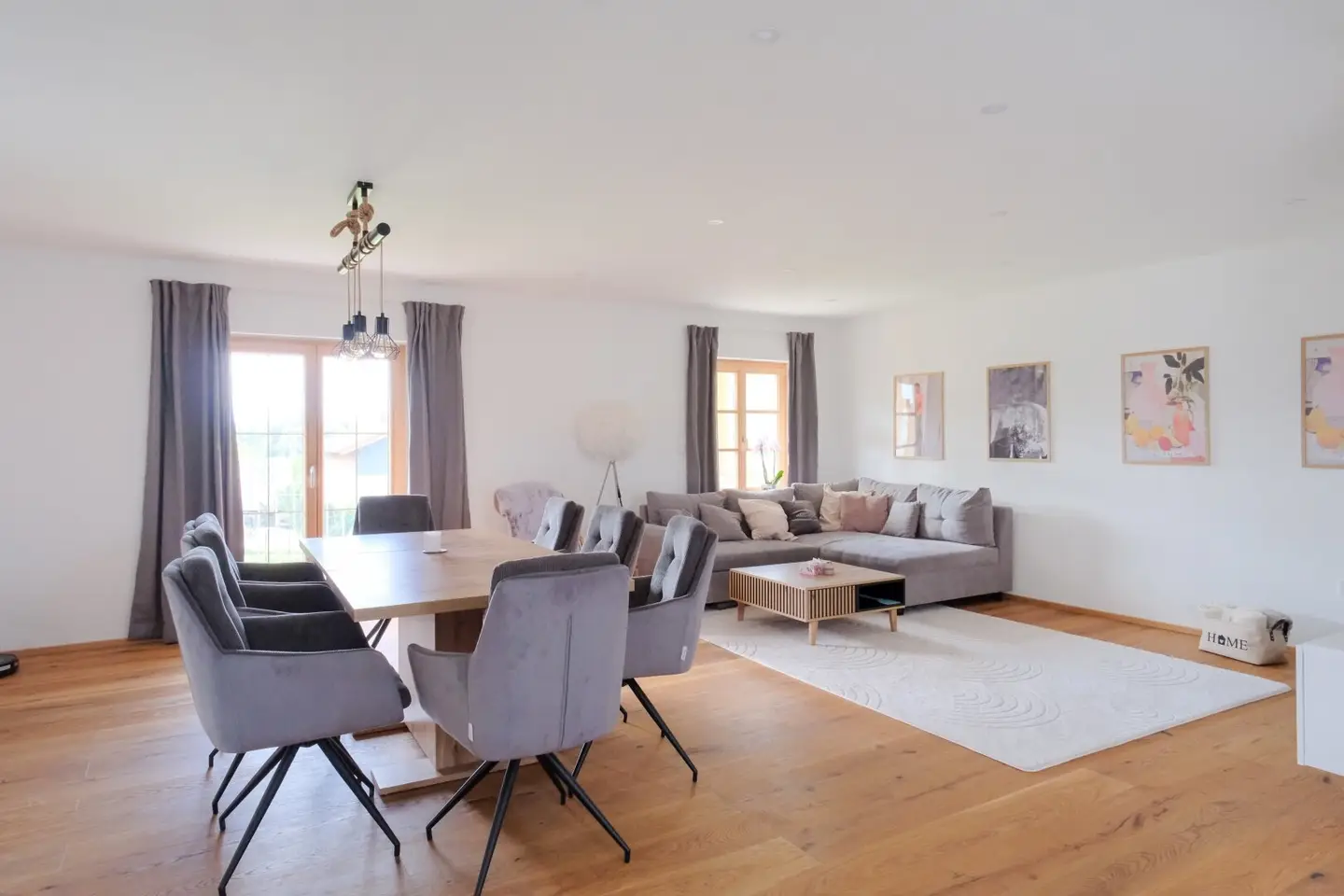 Spacious, high-quality renovated apartment on the upper floor of a two-family house