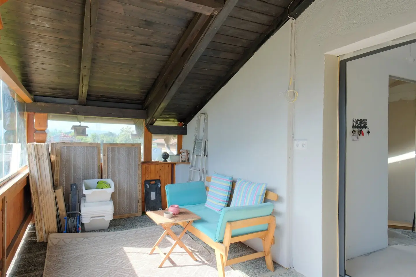 Spacious, high-quality renovated apartment on the upper floor of a two-family house