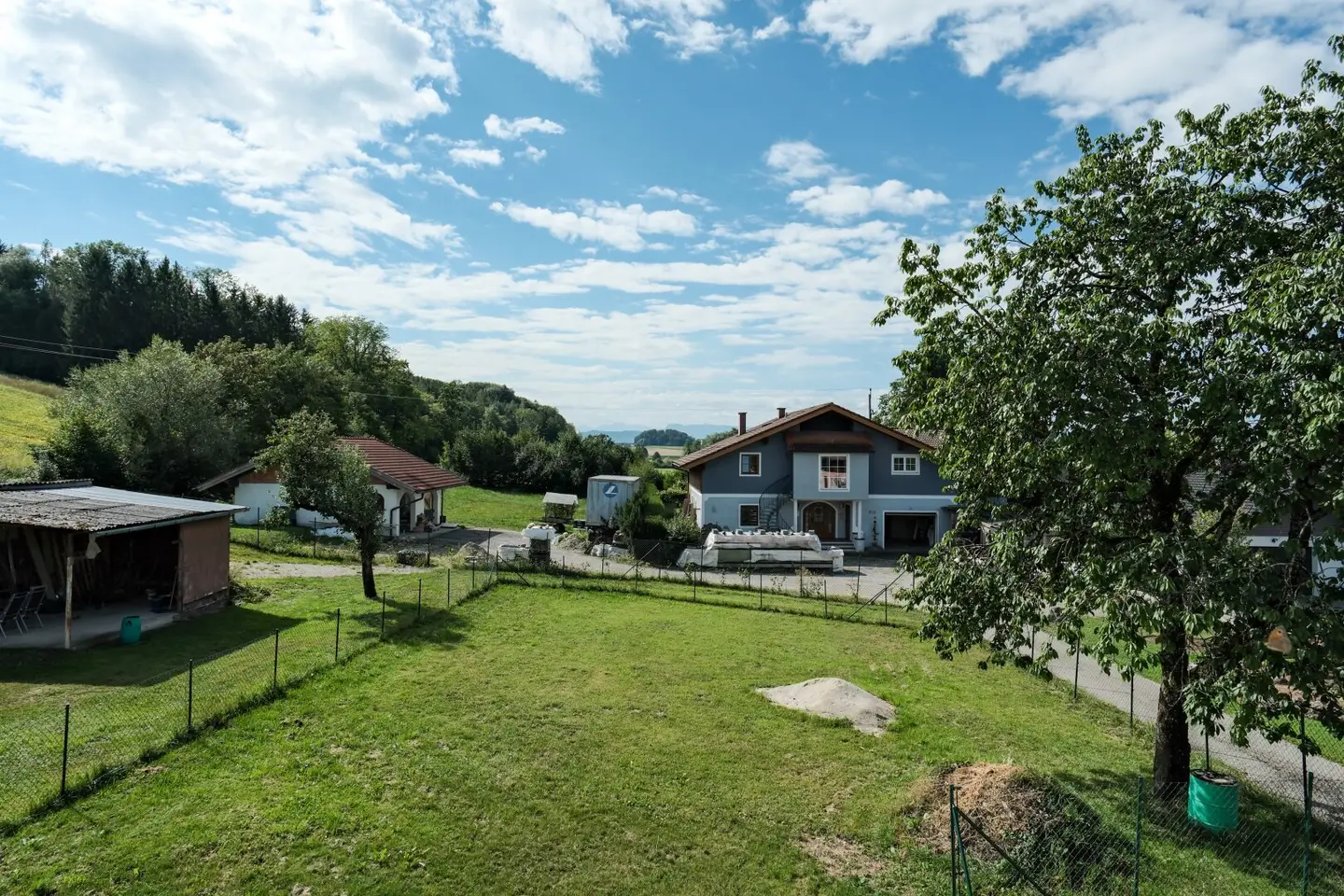 Spacious, high-quality renovated apartment on the upper floor of a two-family house
