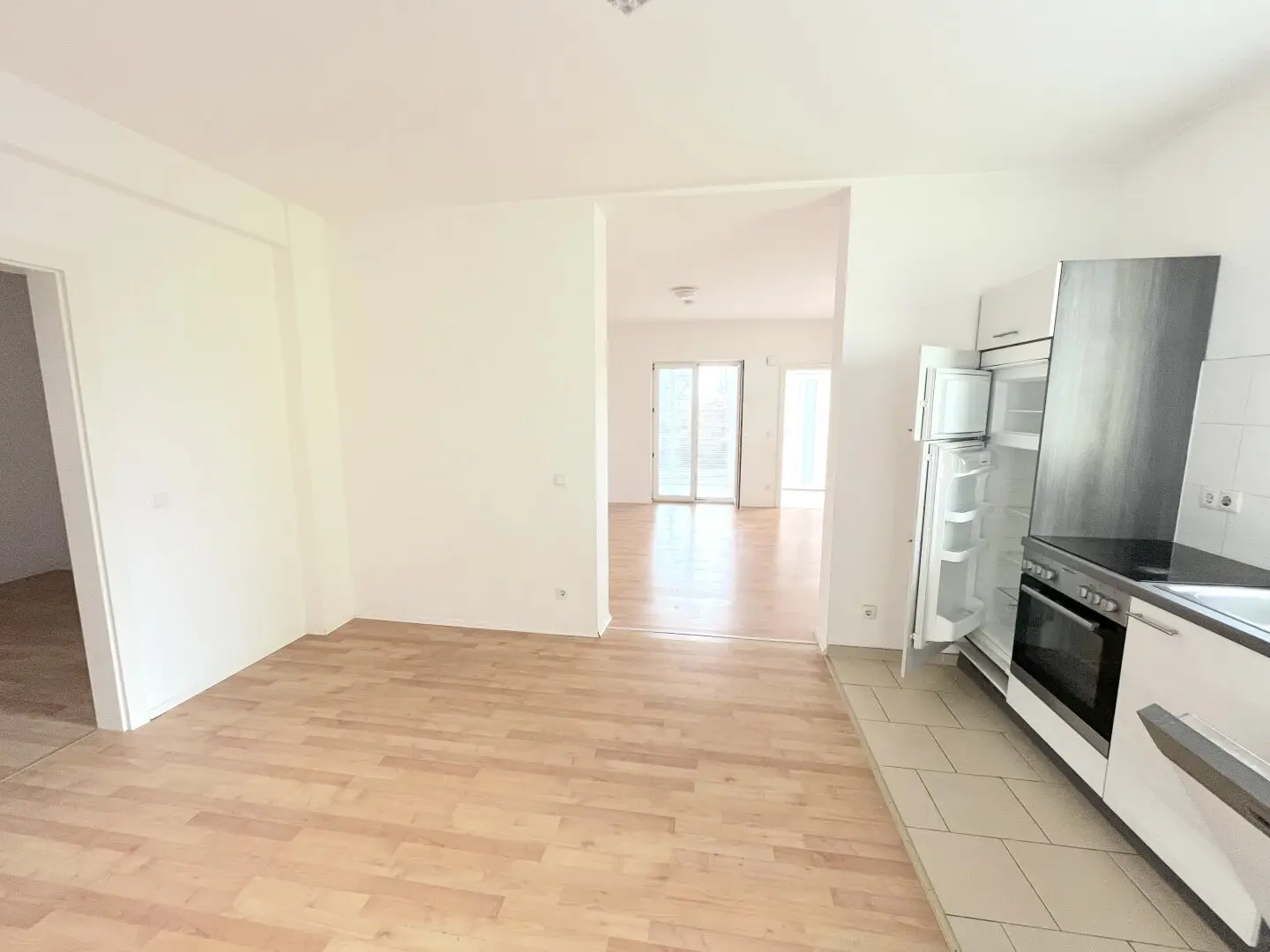 Spacious 4-room apartment with garden, terrace and winter garden