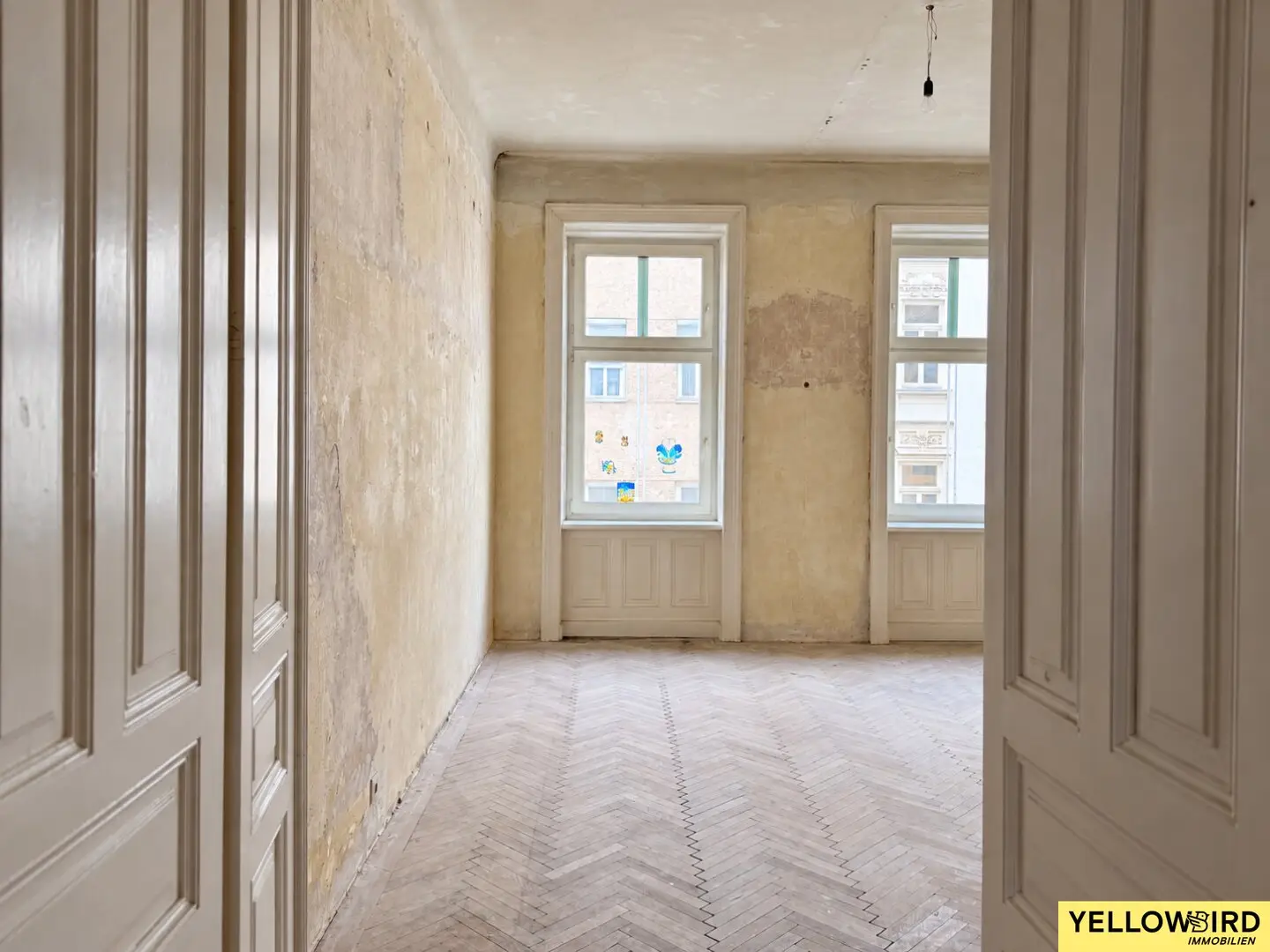 Bright, renovation‑required 4‑room apartment with planned courtyard‑facing balcony in a quiet location near the Belvedere