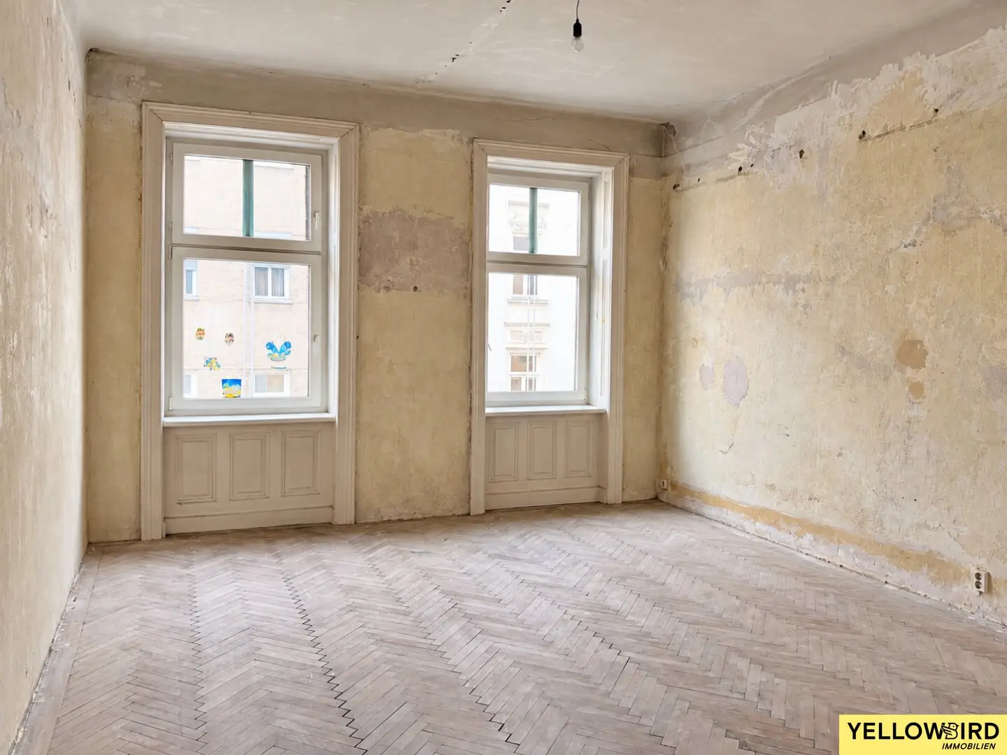 Bright, renovation‑required 4‑room apartment with planned courtyard‑facing balcony in a quiet location near the Belvedere
