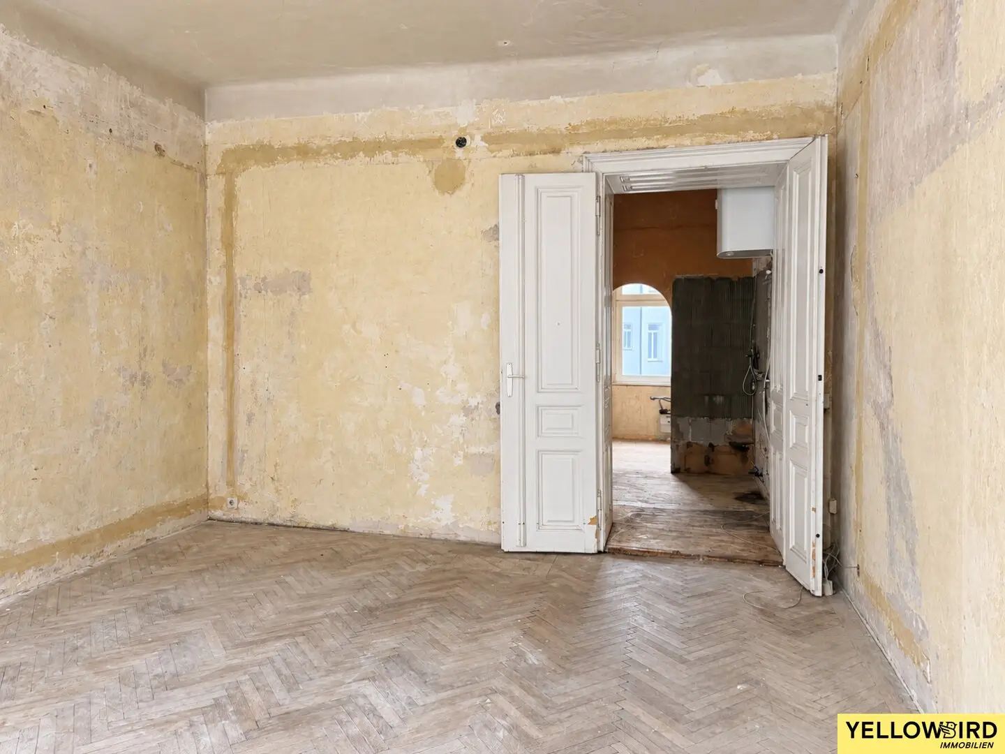 Bright, renovation‑required 4‑room apartment with planned courtyard‑facing balcony in a quiet location near the Belvedere