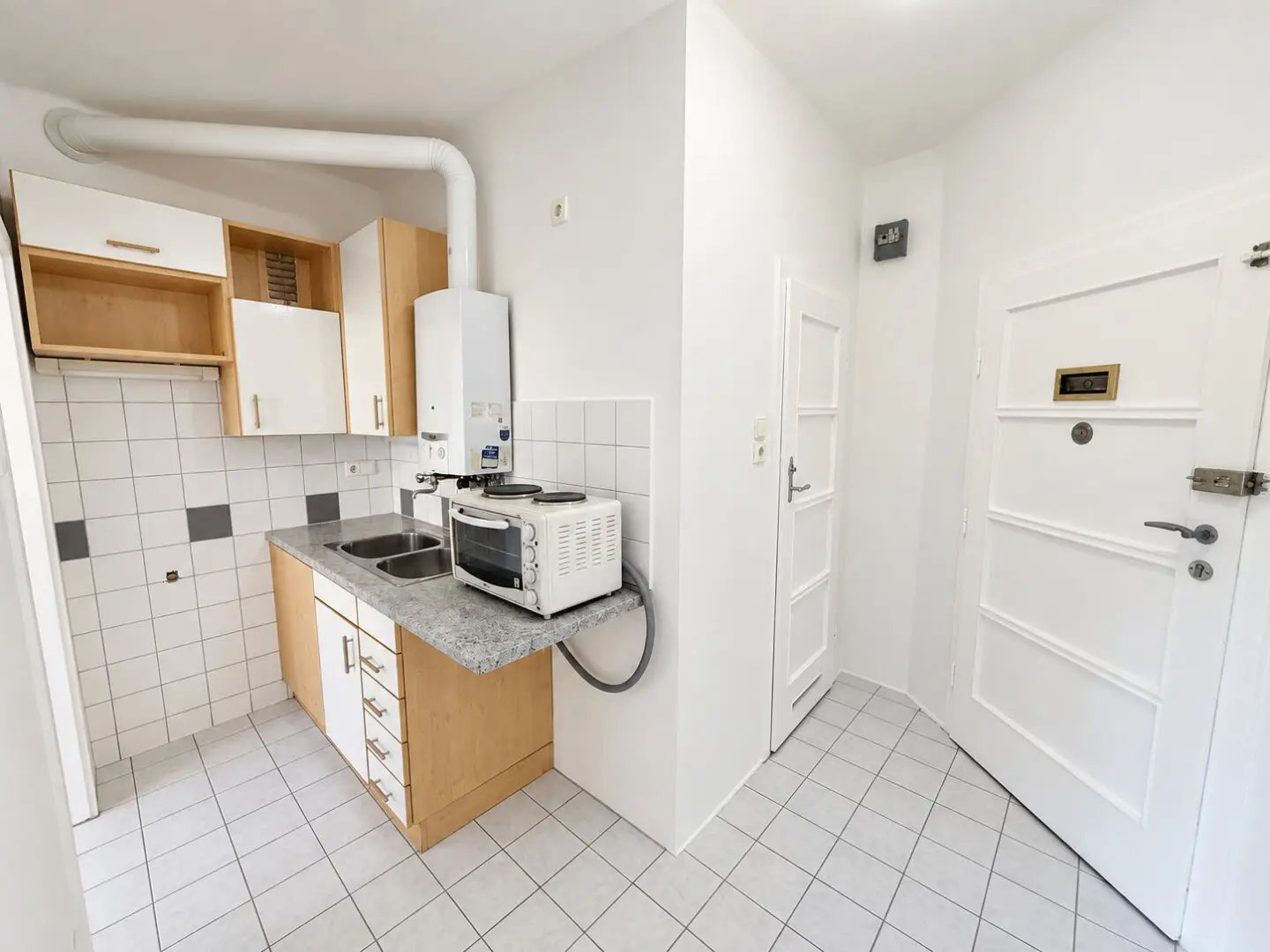 Schönbrunn on the doorstep | Well-maintained Garçonnière | approx. 26 m² | Fitted kitchen | Elevator | Near subway