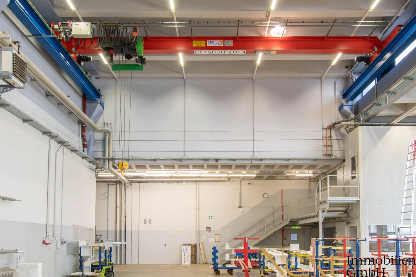 Entwicklungsliegenschaft mit Lagerhalle samt Krananlagen und Büroflächen in Linz zu kaufen!
