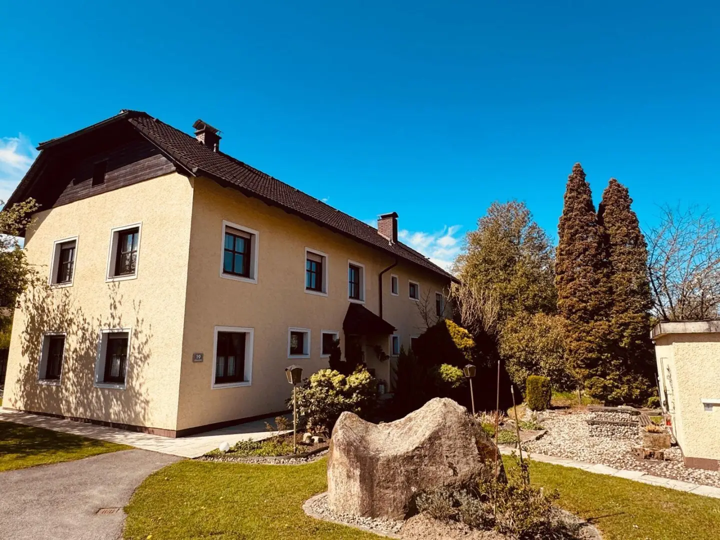 Living in the green, spacious property with plenty of open space