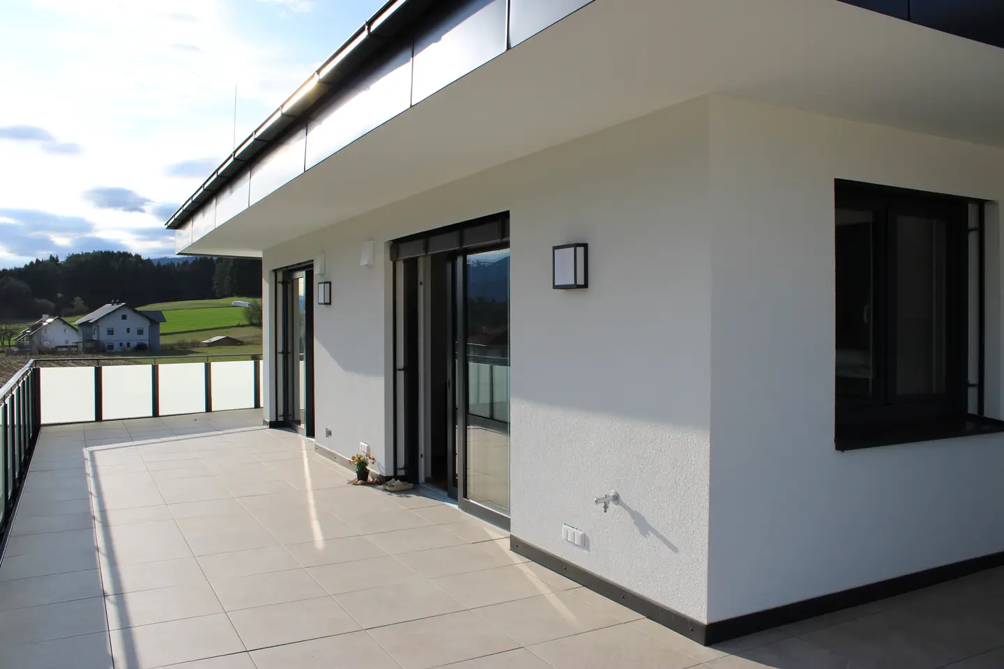 Light filled Penthouse with south terrace and distant view