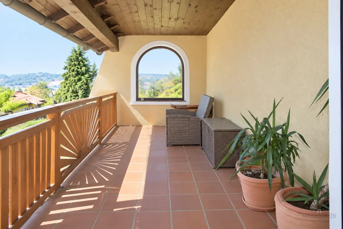 Apartment with private garden and spacious terrace
