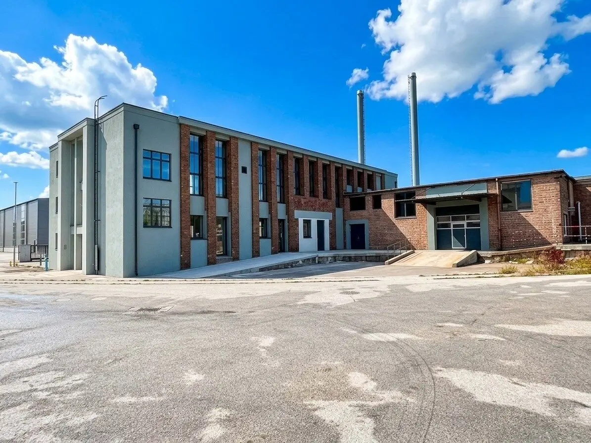 NEW! FIRST OCCUPANCY! Flexible office/medical practice in former factory for rent! 3.8 meter high ceilings!