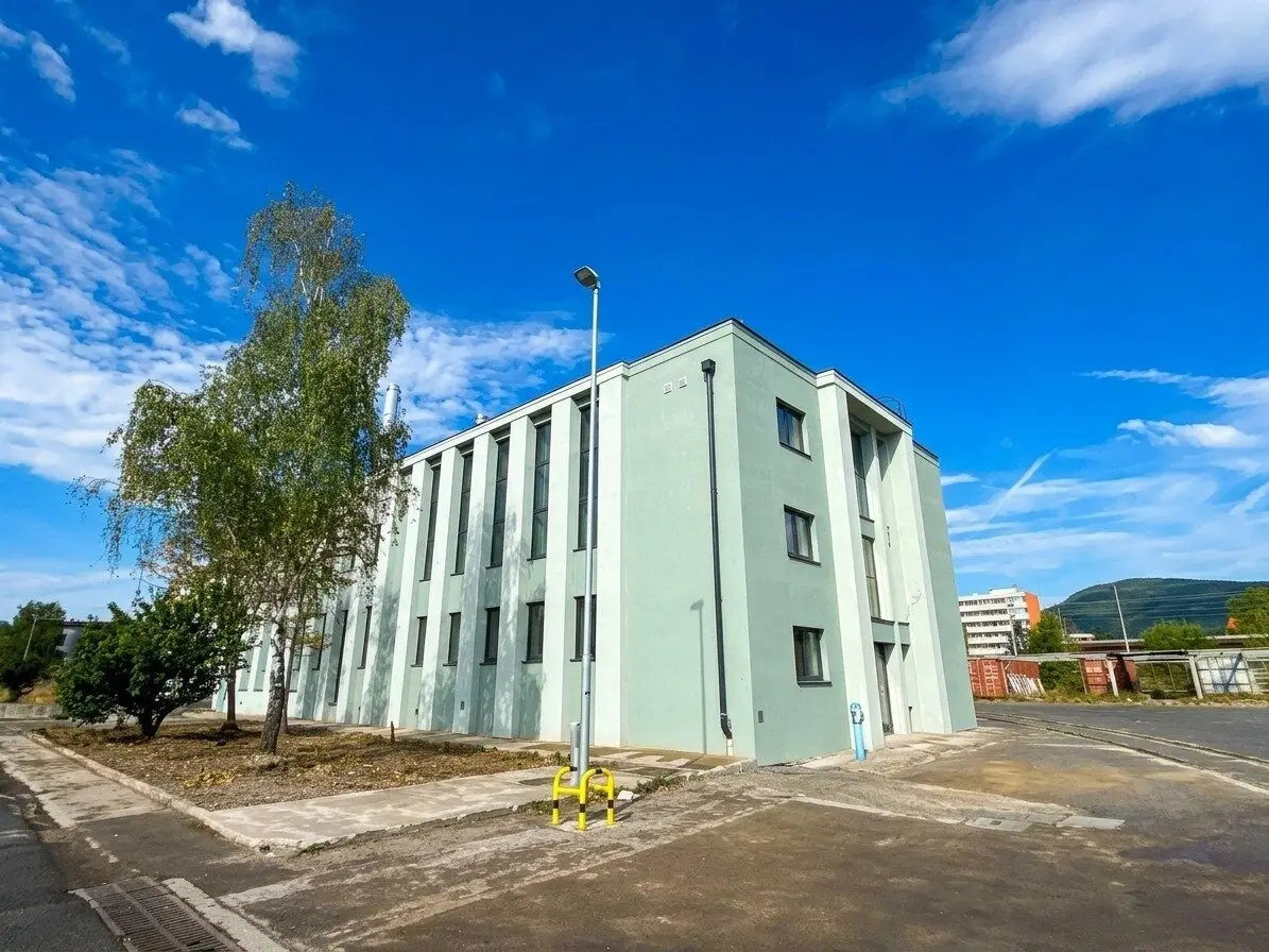 NEW! FIRST OCCUPANCY! Flexible office/medical practice in former factory for rent! 3.8 meter high ceilings!