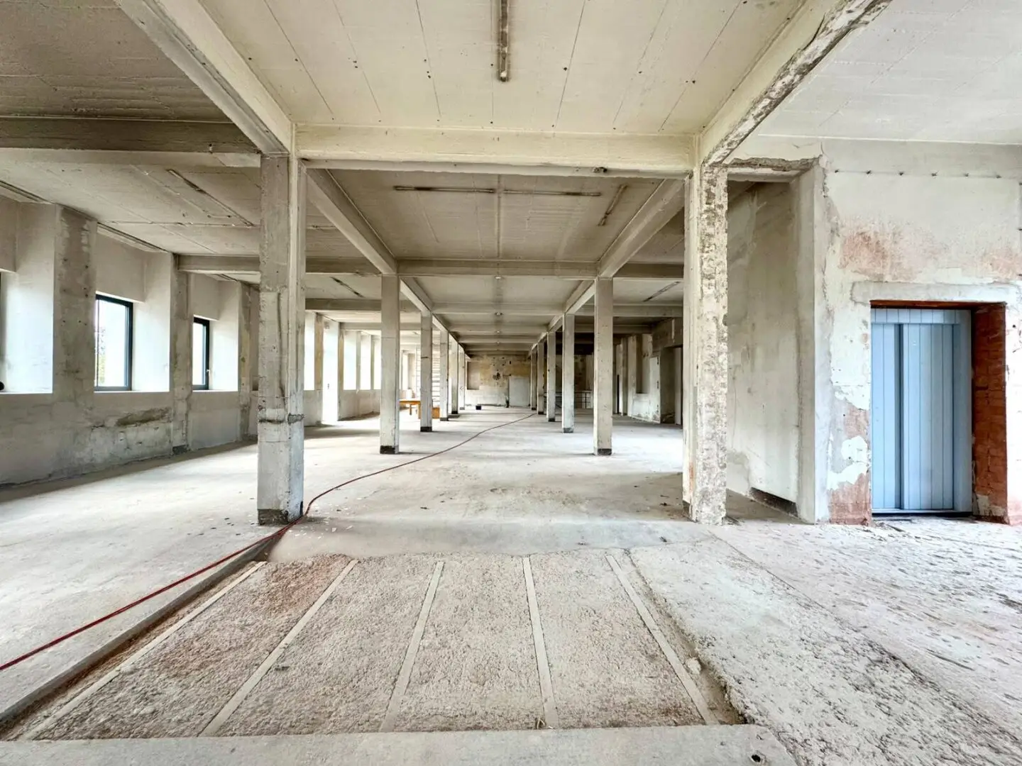 NEW! FIRST OCCUPANCY! Flexible office/medical practice in former factory for rent! 3.8 meter high ceilings!