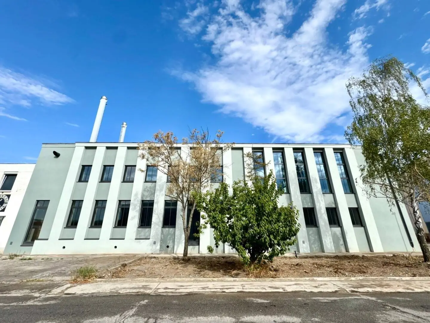 NEW! FIRST OCCUPANCY! Flexible office/medical practice in former factory for rent! 3.8 meter high ceilings!