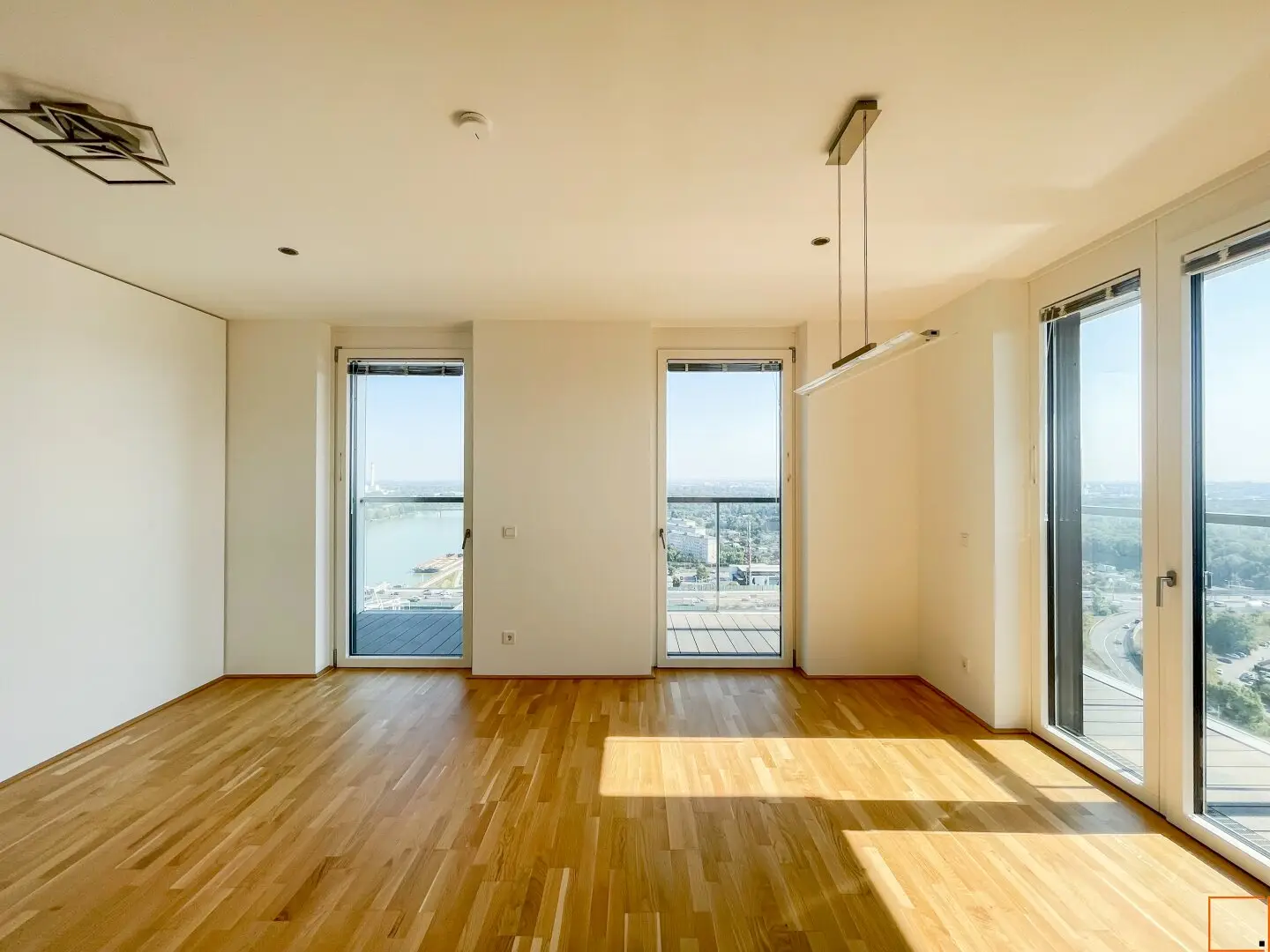 Marina Tower: Above the roofs of Vienna – rented 3-room corner apartment on the 22nd floor with loggia and wide view