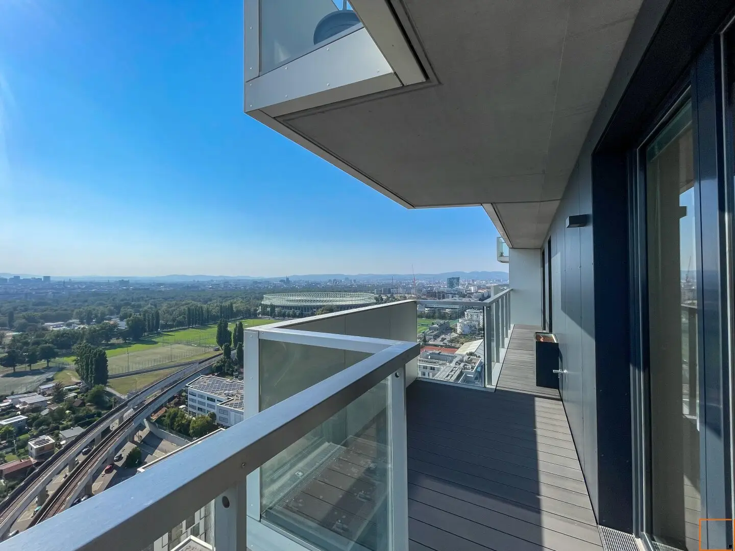 Marina Tower: Above the roofs of Vienna – rented 3-room corner apartment on the 22nd floor with loggia and wide view